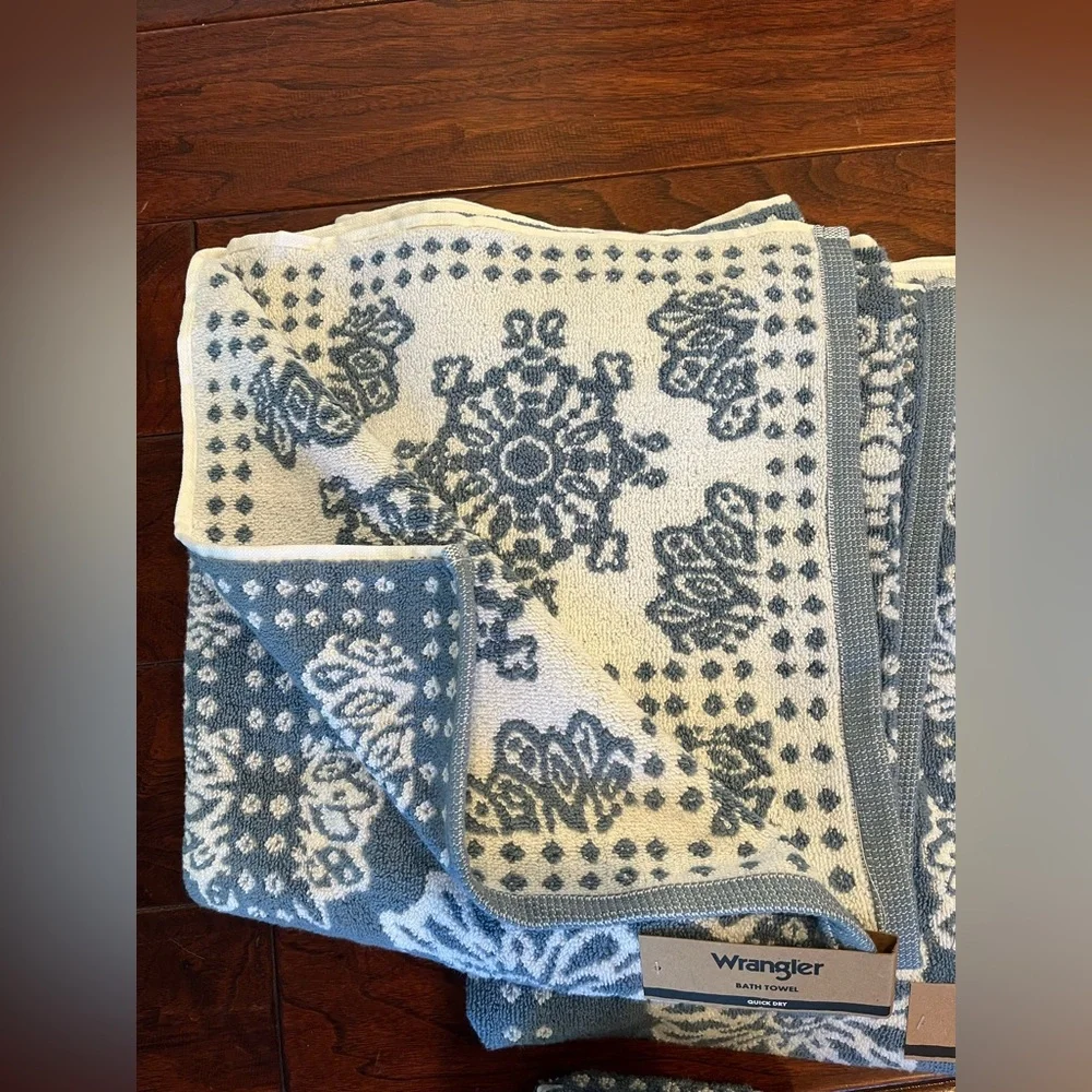 Set of 2 Wrangler Blue and White Bath Towels Quick Dry
